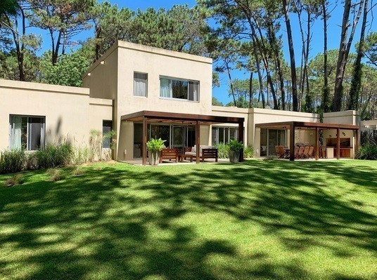 Excelente residencia en Barrio Privado en Laguna Blanca